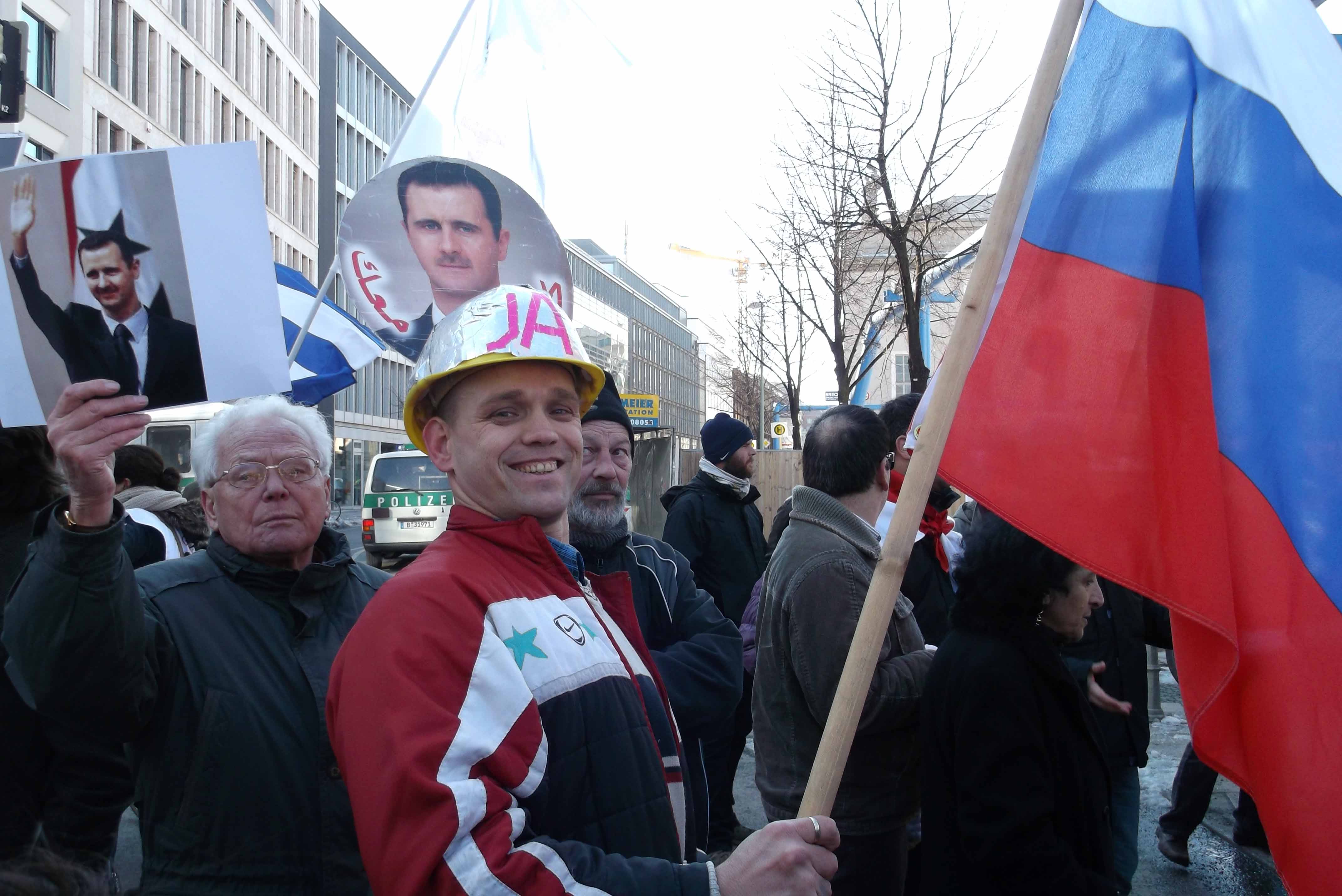 العلم الروسي وصورة الرئيس الأسد في برلين، 16 آذار 2013