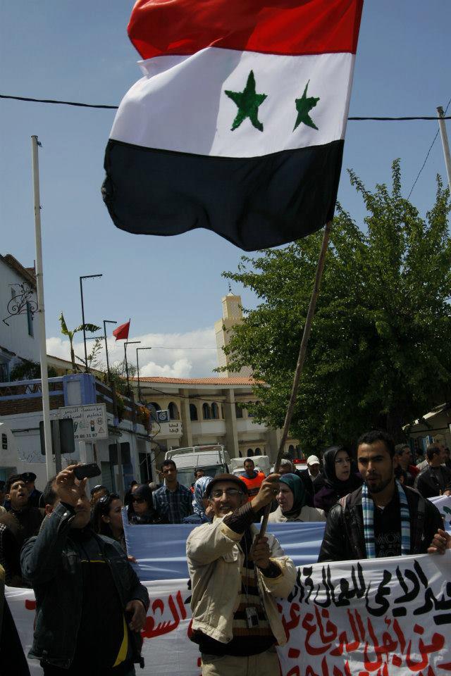 العلم السوري في مسيرة عيد العمال في شفشاون المغربية 1 أيار 2013