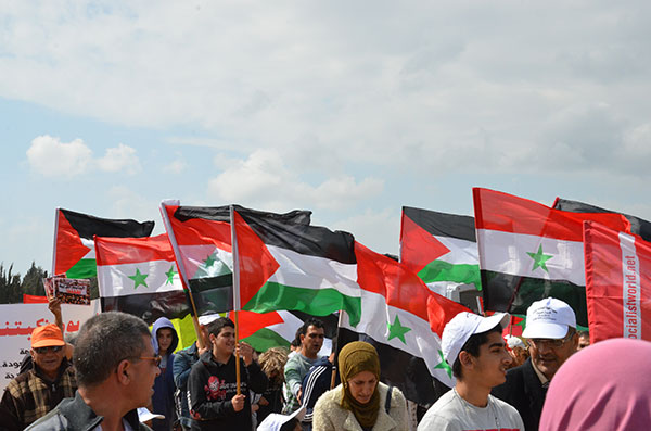 العلم السوري والفلسطيني في مسيرة العودة داخل الأراضي المحتلة يوم 15 نيسان 2013.