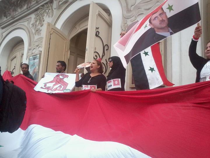 شرفاء تونس أمام المسرح البلدي بتونس العاصمة. بتاريخ 20 نيسان 2013