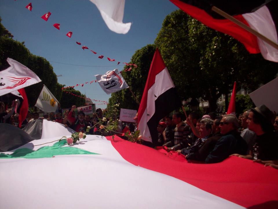 العلم السوري العملاق بشارع الحبيب بورقيبة بتونس العاصمة وسط أحرار وحرائر تونس الخضراء بتاريخ 6 آيار 2013